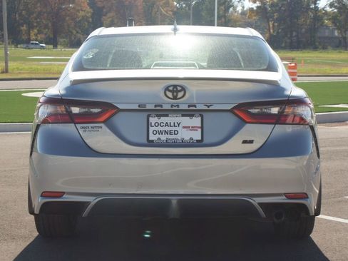 Used 2023 Toyota Camry SE image 3