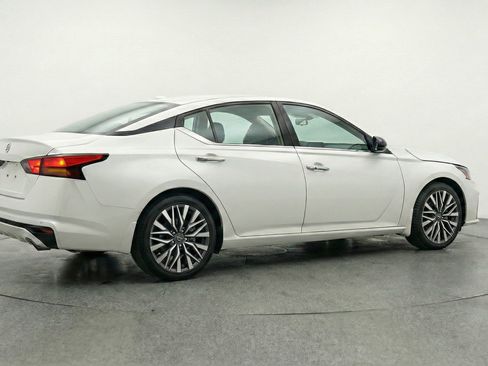 Used 2025 Nissan Altima 2.5 SV image 9