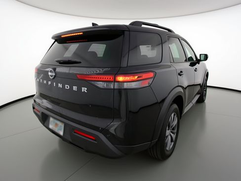 Used 2025 Nissan Pathfinder SV image 9