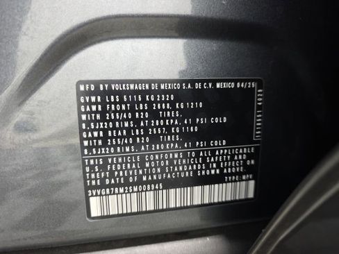 Used 2025 Volkswagen Tiguan SE R-Line image 39