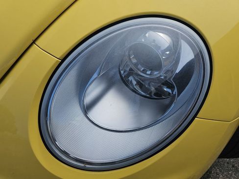 Used 2010 Volkswagen Beetle Coupe FWD image 32