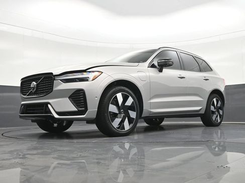 Certified 2025 Volvo XC60 T8 Plus w/ Protection Package Premier AWD/4WD image 25