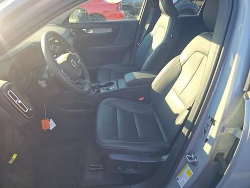 Used 2025 Volvo XC40 B5 Core AWD/4WD image 3