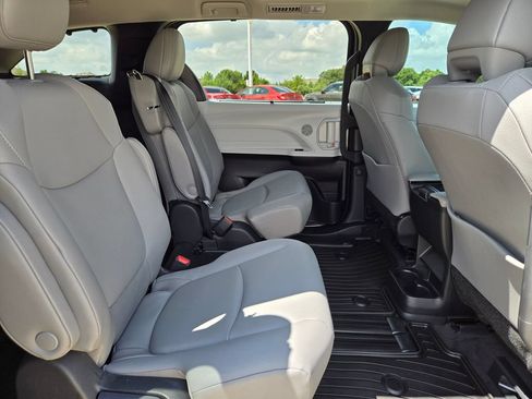 Used 2026 Toyota Sienna XLE FWD image 26