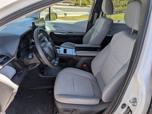 Used 2025 Toyota Sienna LE image 2