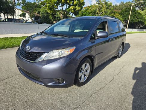 Used 2014 Toyota Sienna LE FWD image 1