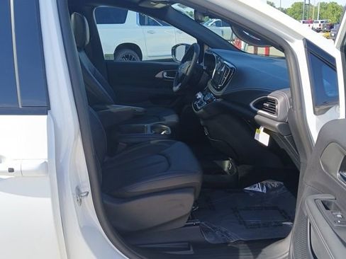 New 2026 Chrysler Pacifica Select FWD image 35