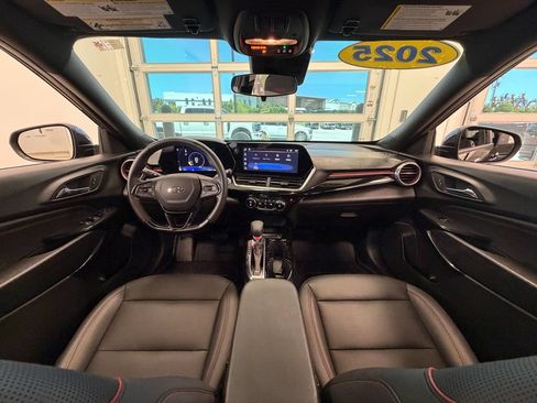 Used 2025 Chevrolet Trax RS w/ Sunroof Package FWD image 14