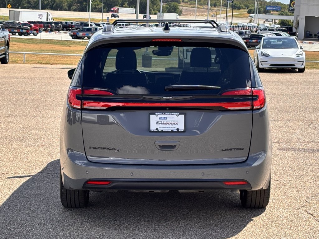 Used 2025 Chrysler Pacifica Limited FWD image 7