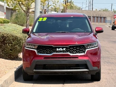 Used 2023 Kia Sorento LX FWD image 2