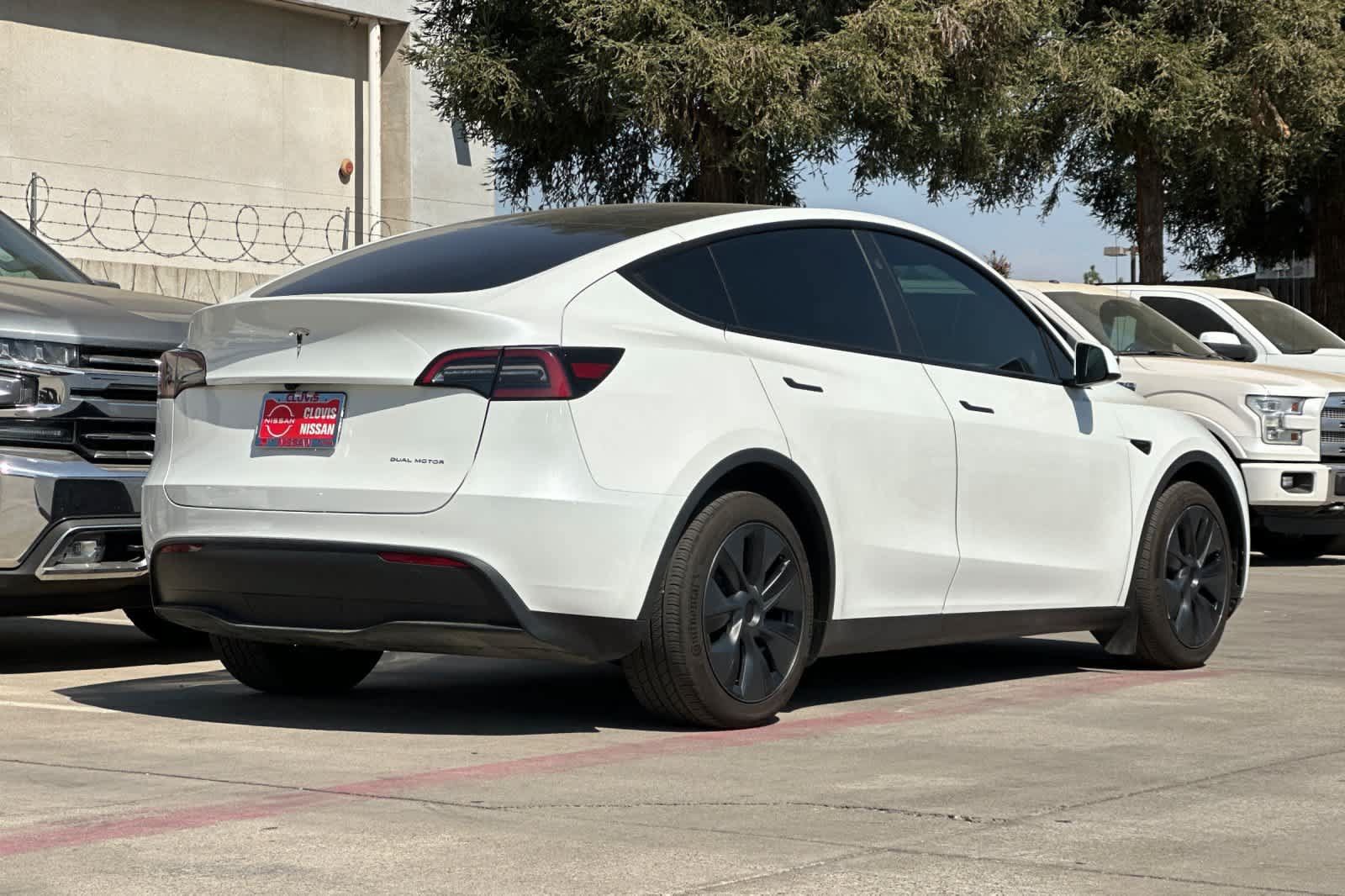 Used 2024 Tesla Model Y Long Range AWD/4WD image 3