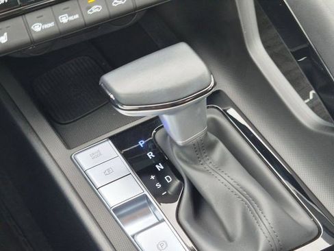 Certified 2025 Hyundai Elantra Limited FWD image 16