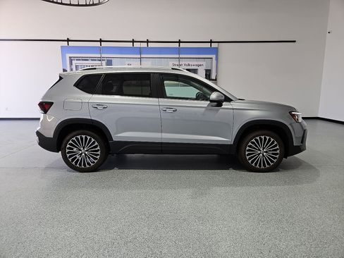 Certified 2025 Volkswagen Taos SE FWD image 9