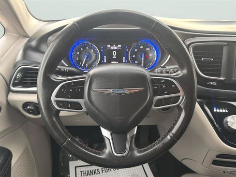 Used 2020 Chrysler Pacifica Touring-L FWD image 24