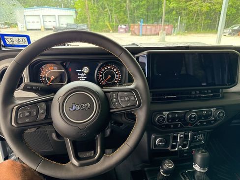 Used 2024 Jeep Wrangler Sport S image 5