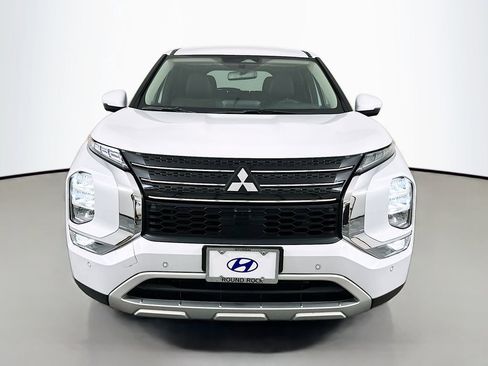 Used 2023 Mitsubishi Outlander SE image 2