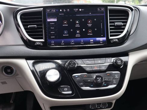 Used 2023 Chrysler Pacifica Touring-L FWD image 7
