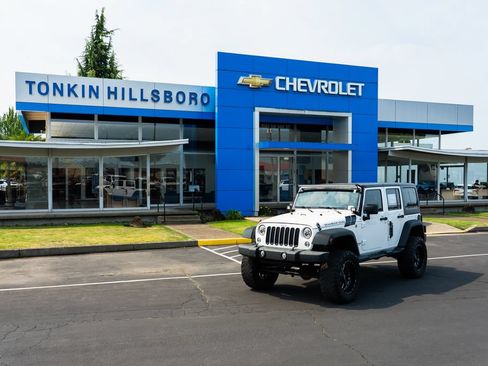 Used 2016 Jeep Wrangler Unlimited Rubicon w/ Connectivity Group AWD/4WD image 2