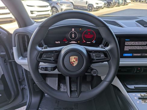 Used 2024 Porsche Cayenne AWD/4WD image 18