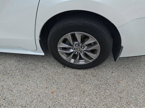 Used 2025 Toyota Sienna XLE w/ XLE Plus Package FWD image 14