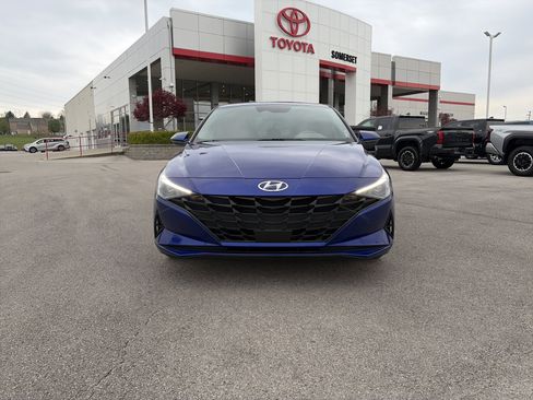 Used 2023 Hyundai Elantra SEL w/ Convenience Package image 2