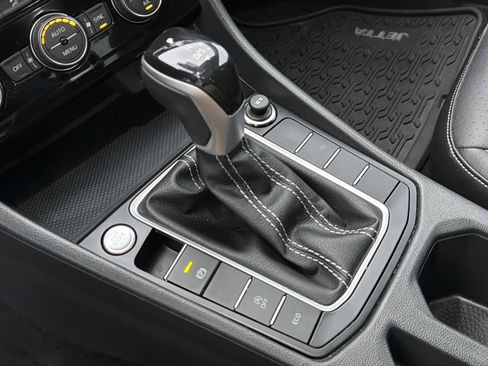 Used 2023 Volkswagen Jetta SE image 31