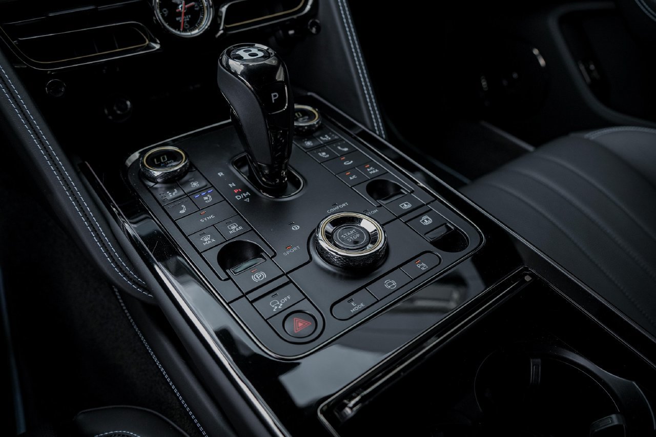 Used 2025 Bentley Flying Spur Plug-In Hybrid AWD/4WD image 32
