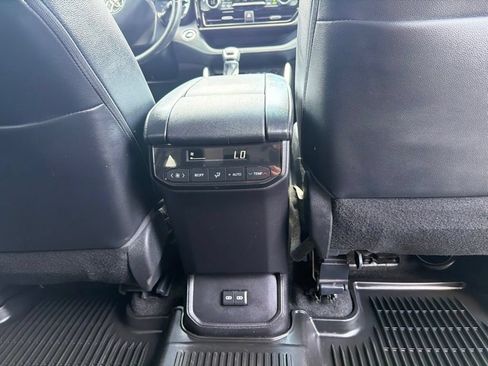 Used 2023 Toyota Highlander XLE AWD/4WD image 15