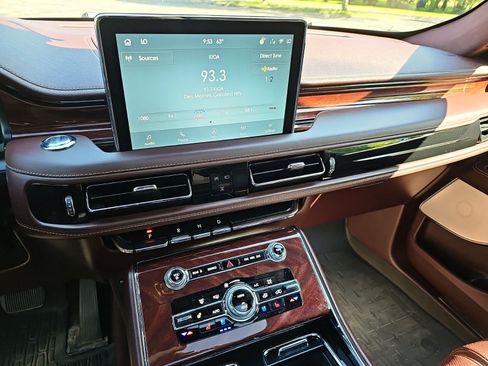Used 2021 Lincoln Aviator Black Label w/ Class IV Trailer Tow Package AWD/4WD image 21