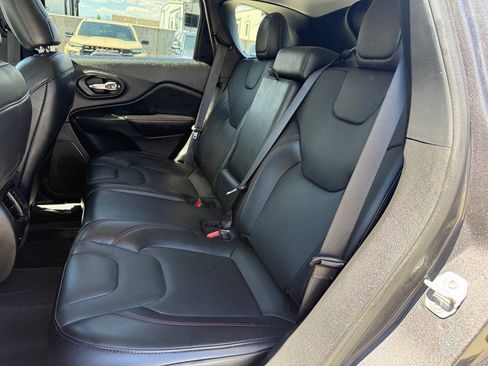 Used 2021 Jeep Cherokee Trailhawk w/ Technology Group AWD/4WD image 19