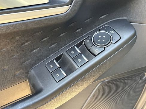 Used 2020 Ford Escape SE image 21