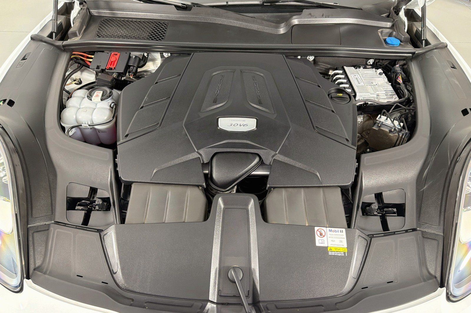 Used 2023 Porsche Cayenne Platinum Edition AWD/4WD image 11