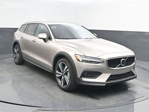 New 2026 Volvo V60 B5 Cross Country Plus w/ Protection Package Premier AWD/4WD image 9
