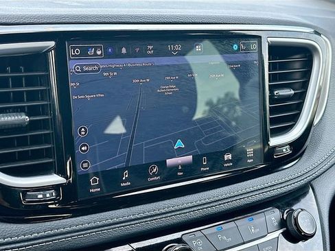 Used 2024 Chrysler Pacifica Premium FWD image 13