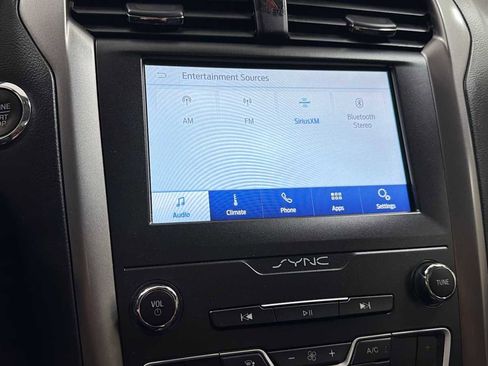 Used 2020 Ford Fusion SE FWD image 18