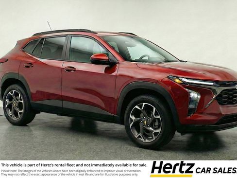 Used 2025 Chevrolet Trax LT image 1