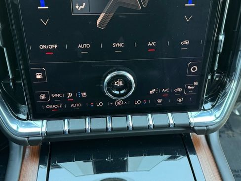Used 2025 GMC Yukon XL Denali AWD/4WD image 17