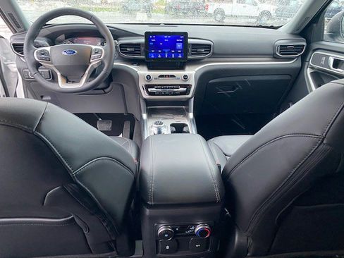 Used 2022 Ford Explorer XLT w/ Equipment Group 202A AWD/4WD image 12