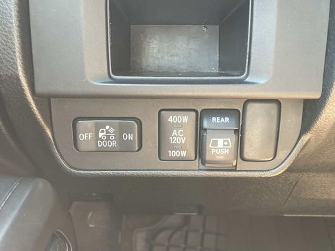 Used 2017 Toyota Tacoma TRD Off-Road AWD/4WD image 32