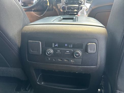 Used 2018 Chevrolet Suburban LT RWD image 27