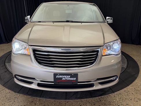 Used 2016 Chrysler Town & Country Limited Platinum image 3