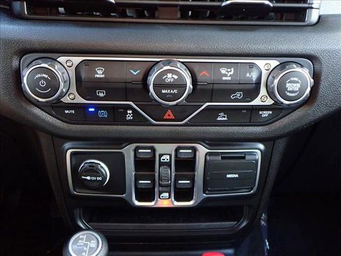 Used 2025 Jeep Wrangler Sport S image 17