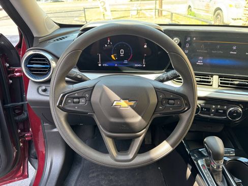 Used 2025 Chevrolet Trax LT FWD image 28