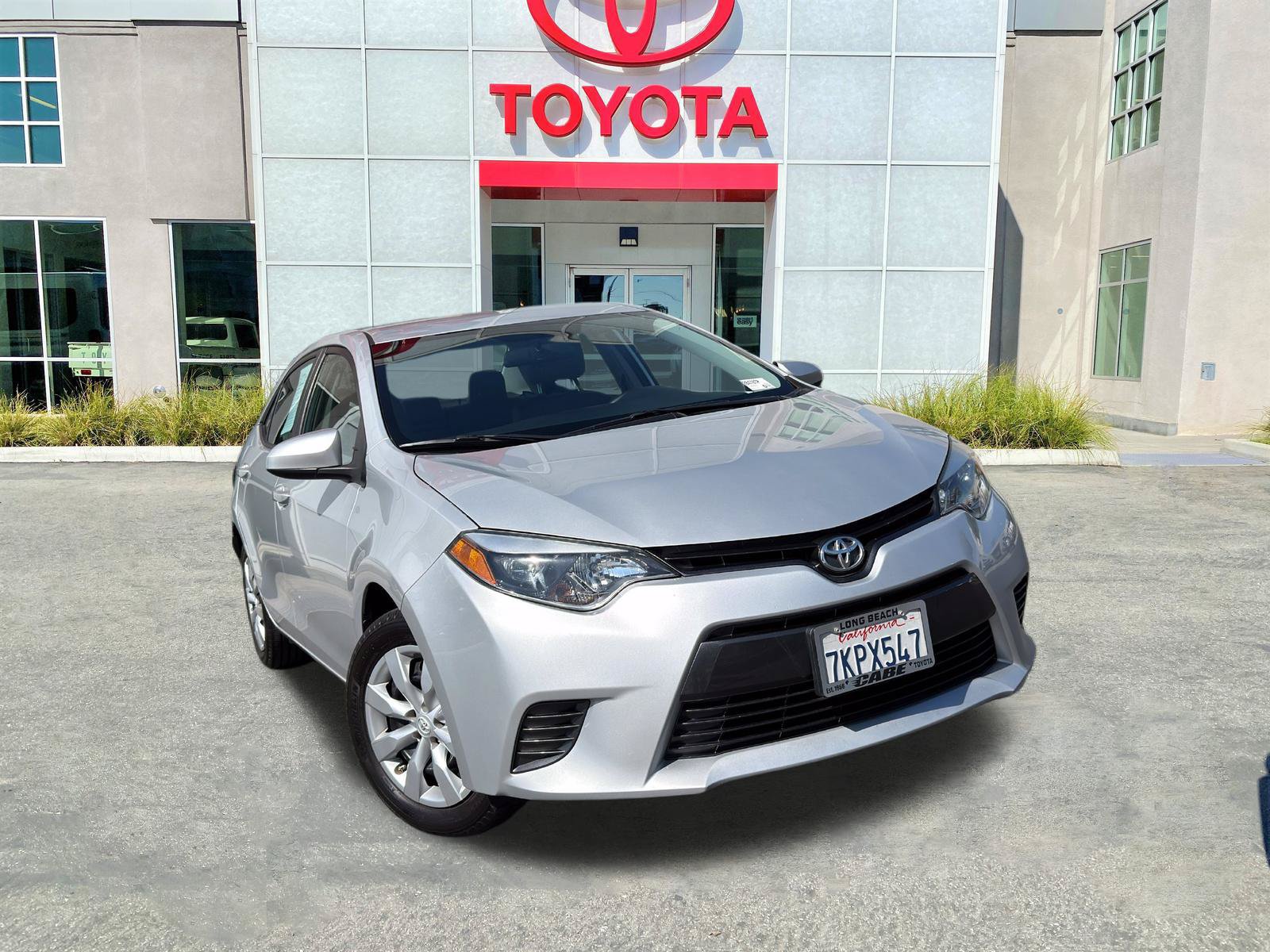 Used 2015 Toyota Corolla LE FWD image 2