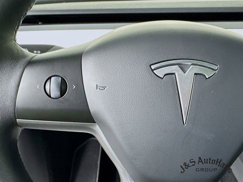 Used 2022 Tesla Model Y Long Range image 13