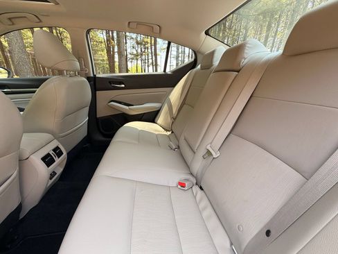 Used 2020 Nissan Altima 2.0 Platinum FWD image 14