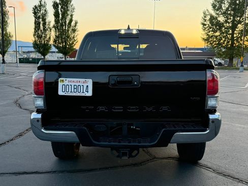Used 2021 Toyota Tacoma TRD Off-Road w/ Technology Package AWD/4WD image 9
