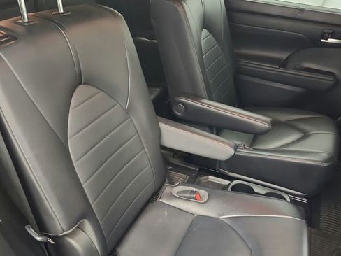 Used 2021 Toyota Highlander XLE FWD image 28