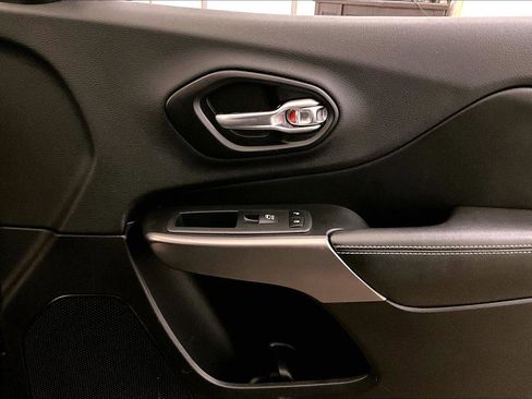 Used 2019 Jeep Cherokee Limited image 23