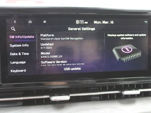 Used 2024 Kia Carnival EX image 28